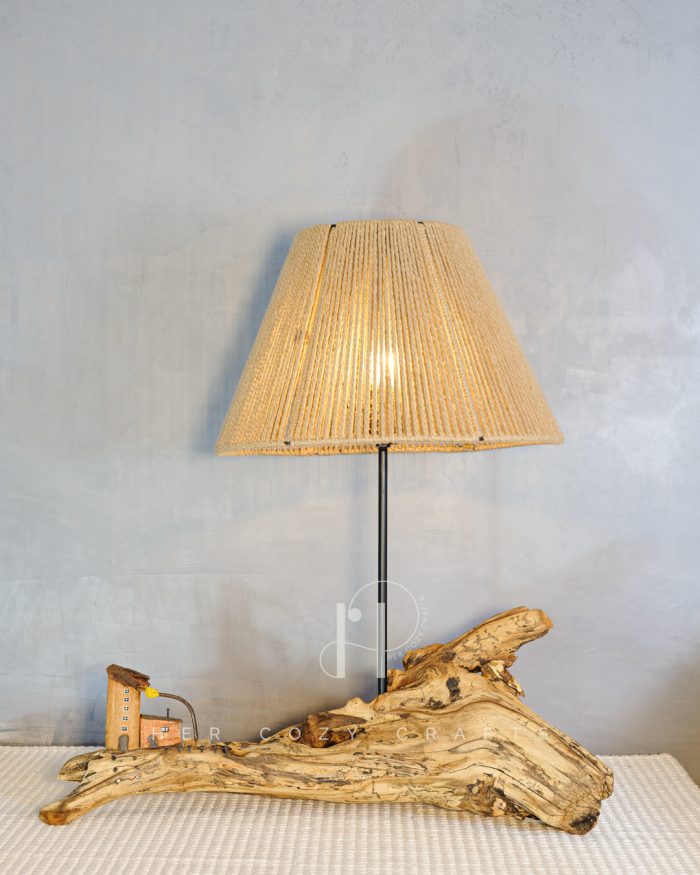 Street Lamp Yard - Pale driftwood cottage with street lamp and jute shade